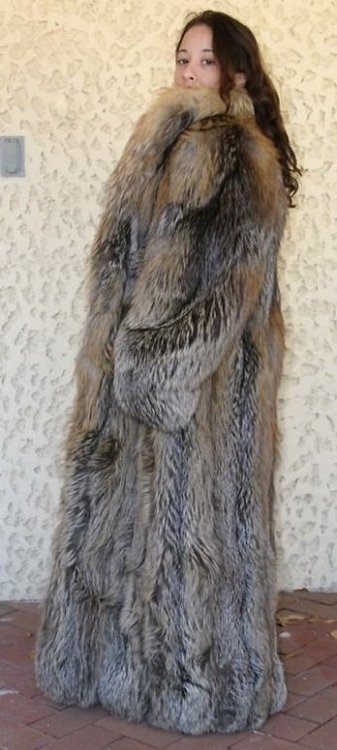 Giant fur coat 03.jpg