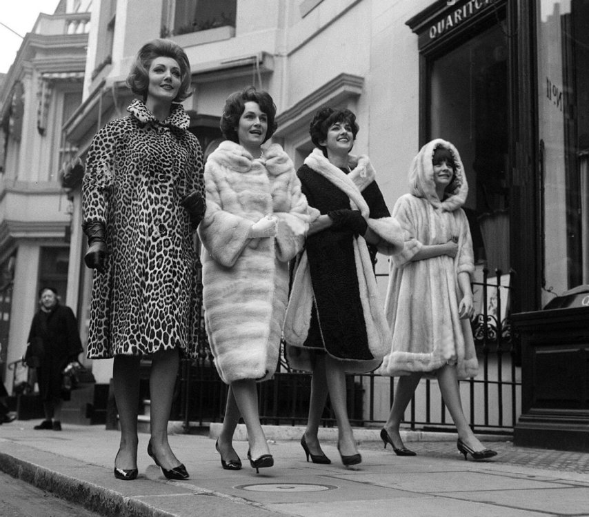 fashion-fur-coats-feb-1962-models-in-the-west-end-of-london-model-B4XAM7 (2).jpg