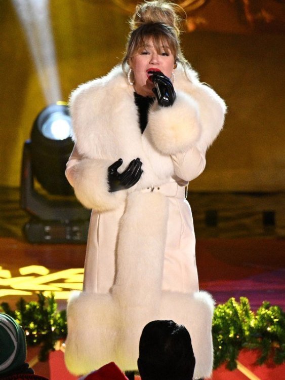Rockefeller-Center-Christmas-Tree-Kelly-Clarkson-White-Fur-Coat.thumb.jpg.122274e9fcecc889838db392ac3ad60a.jpg
