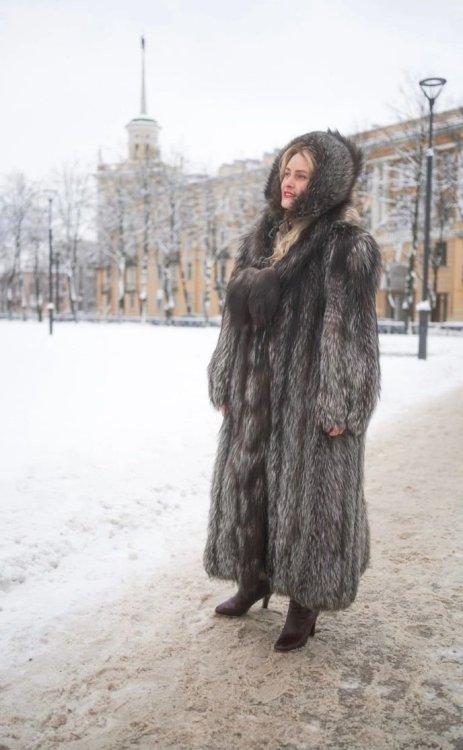 FromKlickPinCFPinbyWolfinskinonFur_FurcoatfashionBigfurcoatRussianwomen.thumb.jpg.3338eaeb32e465a8212cdf6a6febbec3.jpg